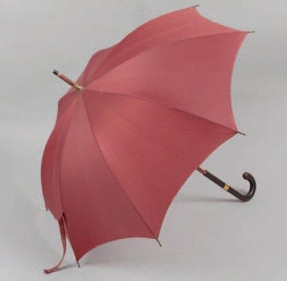 HERMÈS Paris Parapluie en nylon soie bordeaux, manche en lézard marron, bague en...