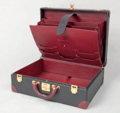 HERMÈS Paris made in France Valise 48h en cuir noir, attaches et fermeture en laiton...