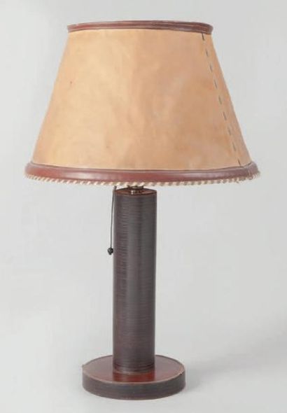 HERMÈS Paris Déposé N°0123 par Dupré Lafon Lampe de forme circulaire, base en cuir...