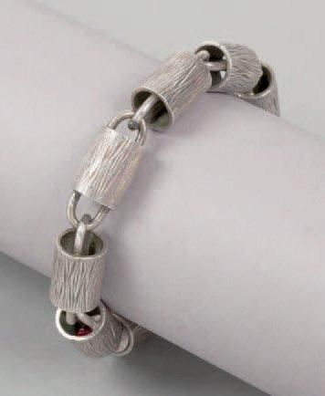HERMÈS Paris Rare bracelet en argent strié à maillons tonneaux, fermoir invisible....