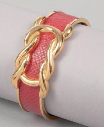 HERMÈS Paris Bracelet jonc ouvert en plaqué or et cuir courchevel rouge à décors...