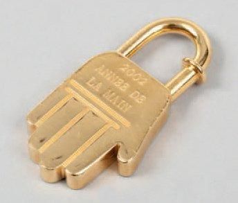 HERMÈS Paris made in France Porte-clef en métal doré figurant une main titrée «Année...