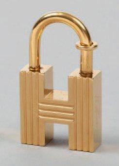 HERMÈS Paris made in France Porte-clefs en métal doré figurant un «H» godronné titré...
