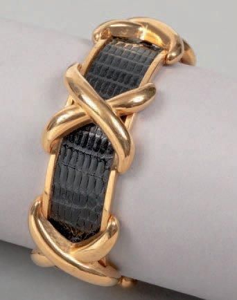 HERMÈS Paris Bracelet jonc ouvrant en métal doré à décors d'entrelacs, bracelet en...