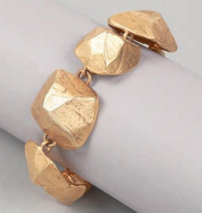 HERMÈS Paris Bracelet en métal doré figurant des galets facetés montées sur une ...