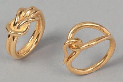 HERMÈS Paris made in France Lot comprenant deux anneaux de foulard en métal doré...