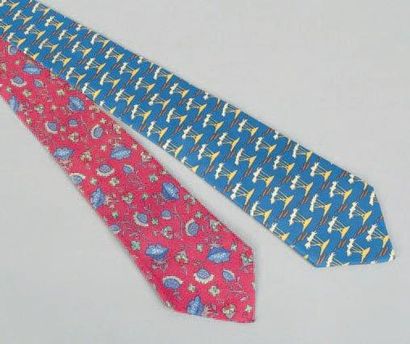 HERMÈS Paris made in France Lot de deux cravates en soie imprimée. (Tâches) (*)