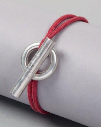 HERMÈS Paris Bracelet «Skipper» double lien sangle, fermoir batonnet en argent agrémenté...