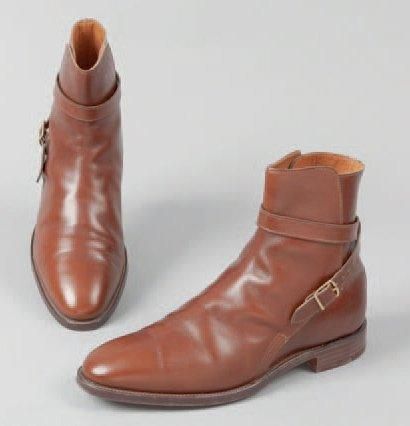 John LOBB Paris made in England Paire de boots en cuir marron fermeture sangle à...