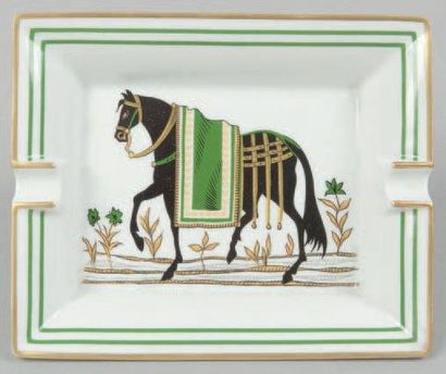 HERMÈS Paris Cendrier en porcelaine figurant un cheval en tenue d'apparat, frise...