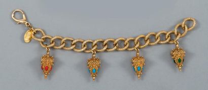 Jean d'ORMOND Bracelet chaîne en métal doré légèrement torsadé, orné de breloques,...