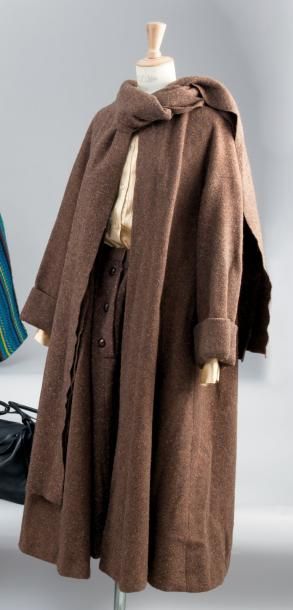 Guy LAROCHE Haute couture circa 1958 Ample manteau en tweed chiné marron encolure...