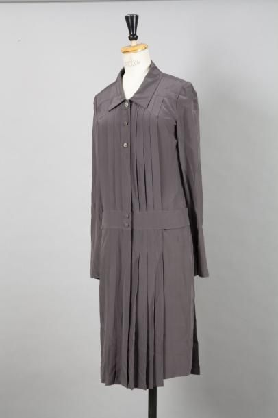 CHANEL Robe en soie gris, petit col, buste et jupe tablié plissé, boutonnage en métal...