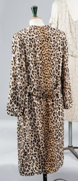 Anonyme circa 1965-1967 Robe de forme sac, en soie rebrodée de paillettes et de perles...
