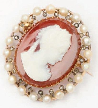 null Broche en or jaune ornée d'un camée d'agate dans un entourage de perles alternées...