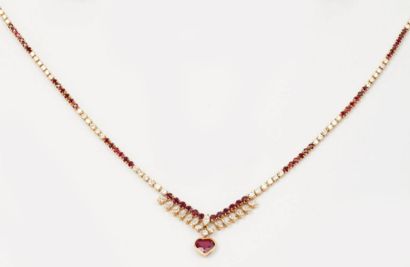 FRED Collier en or jaune orné de diamants taillés en brillant alternés de rubis,...