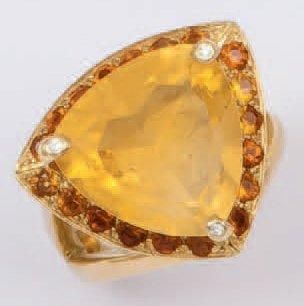 null Bague en or jaune ornée d'une citrine troïdia dans un entourage de citrines...