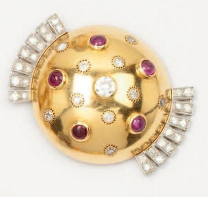 null Broche «Demi-sphère» en or jaune et or gris ornée de cabochon de rubis et de...