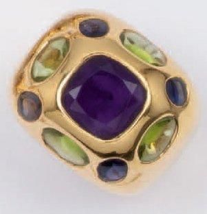 null Bague en or jaune ornée d'améthystes et de péridots. Poids 16,9 g