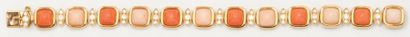 VAN CLEEF & ARPELS Bracelet en or jaune orné de cabochons de corail de deux tons...