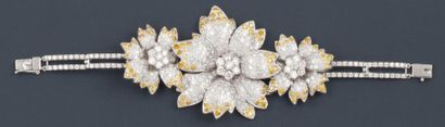  Bracelet articulé en or gris entièrement serti de diamants orné de trois fleurs...