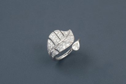 VAN CLEEF & ARPELS Bague «Plume» en or gris ornée de diamants taillés en brillant...