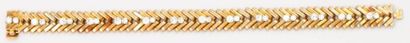 VAN CLEEF & ARPELS Bracelet articulé en or jaune à maillons «Chevrons» serti de 28...