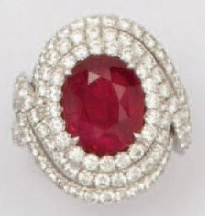 null Bague en or gris ornée d'un rubis ovale dans un triple entourage de diamants...