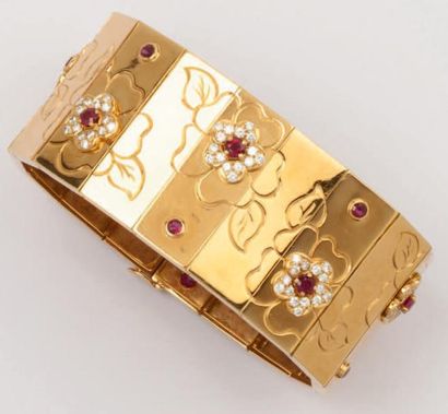 VAN CLEEF & ARPELS Bracelet articulé en or jaune orné de motifs «Fleur» ciselés et...