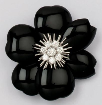 VAN CLEEF & ARPELS «Rose de Noël»: Broche en or gris et onyx ornée de diamants taillés...