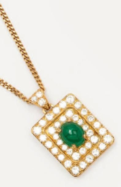 null Chaîne et pendentif en or jaune entièrement serti de diamants et orné en son...