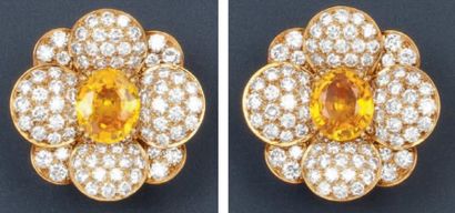 VAN CLEEF & ARPELS «Renoncule»: Paire de clips d'oreilles «Fleur» en or jaune ornés...