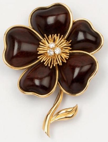 VAN CLEEF & ARPELS Broche «Fleur» en or jaune et bois exotique ornée de trois diamants...