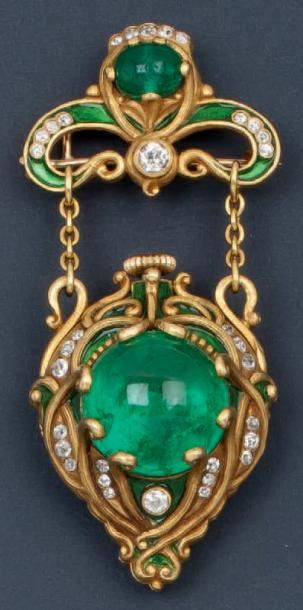MARCUS & CO Broche pendentif en or jaune et émail vert à décor de noeuds et entrelacs...