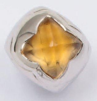 BULGARI Bague en or gris ornée d'une citrine taillée en pain de sucre. Signée Bulgari....