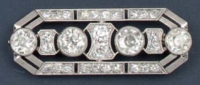 null Broche-plaque en platine à décor ajouré ornée de quatre diamants de taille ancienne...