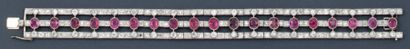 null Bracelet articulé en or gris orné de 19 rubis ovales alternés de diamants et...