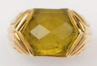 REPOSSI Bague en or jaune godronné ornée d'une tourmaline verte hexagonale taillée...