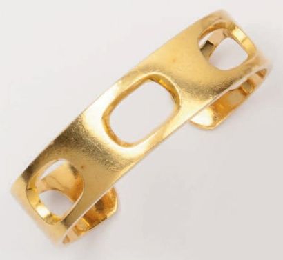 CARTIER Bracelet rigide ouvert en or jaune à décor ajouré. Signé Cartier et numéroté....