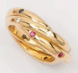 CARTIER «Trinity»: Bague trois anneaux en or jaune sertie de diamants, saphirs et...