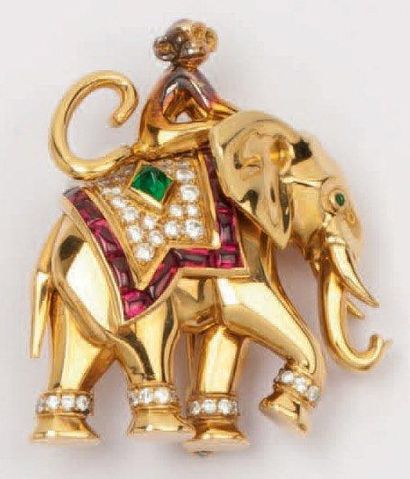 CARTIER «Ganda»: Broche «Eléphant» en or jaune ornée de diamants, rubis et émeraudes...