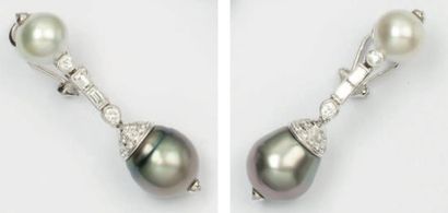 REPOSSI Paire de pendants d'oreilles en or gris ornés chacun d'une perle de culture...