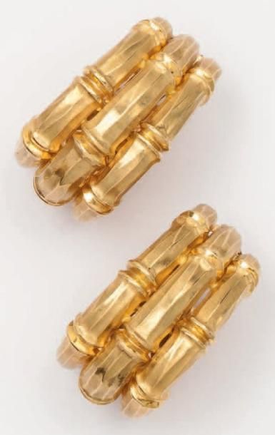 CARTIER «Bamboo»: Paire de clips d'oreilles en or jaune. Signés Cartier et numérotés....