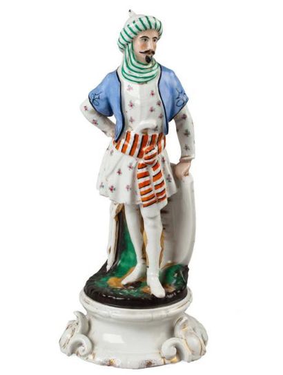 null Statuette en porcelaine polychrome représentant un garde grec debout, appuyé...