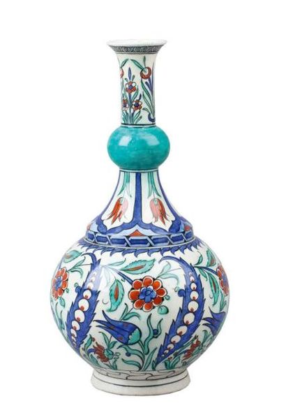 SAMSON Vase à col bulbeux en céramique à décor floral polychrome dans le style d'Iznik....