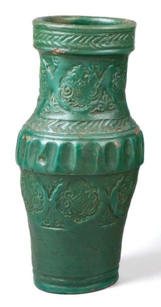 Vase balustre en terre cuite vernissée vert,...