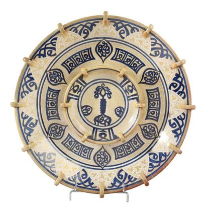 null Grand plat en céramique à décor lustré et bleu de cobalt dans le style hispano-mauresque....