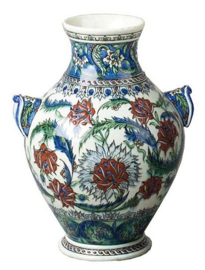 SAMSON Vase à deux petites anses en céramique à décor floral polychrome dans le style...