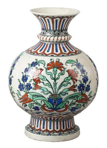 SAMSON Vase à panse circulaire et col évasé, en céramique à décor polychrome floral...