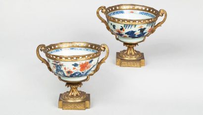 null DEUX COUPES sur piédouche, le bol en porcelaine à décor floral Imari bleu, rouge...